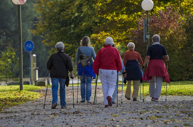 senioři při nordic walking