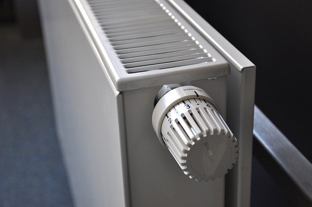 bílý plochý radiátor